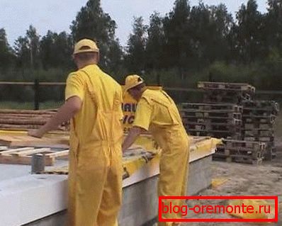 Installation de joints d'étanchéité avec isolation sur la base avant la pose Installation de joints d'étanchéité avec isolation sur la base avant la pose