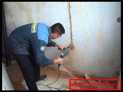 Installation de podrozetnikov dans un mur de béton à l'aide d'un perforateur Installation de podrozetnikov dans un mur de béton à l'aide d'un perforateur