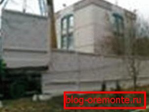 L'installation est réalisée à l'aide d'une grue L'installation est réalisée à l'aide d'une grue
