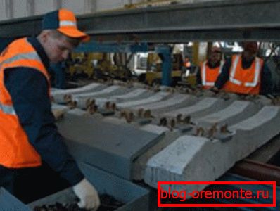 Installation de traverses en rail et en béton avant la pose sur le remblai Installation de traverses en rail et en béton avant la pose sur le remblai