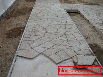 Pavage d'une pierre naturelle sur une solution de ciment et de sable. Pavage d'une pierre naturelle sur une solution de ciment et de sable.