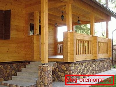 N photo d'une maison en bois avec une véranda N photo d'une maison en bois avec une véranda