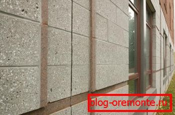 Sur cette photo, vous pouvez voir comment recouvrir la façade du bâtiment avec des tuiles Sur cette photo, vous pouvez voir comment recouvrir la façade du bâtiment avec des tuiles