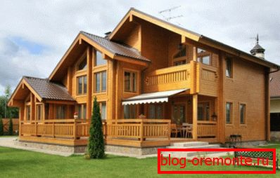 Sur cette photo, vous pourrez apprécier la dignité de l'apparence de la maison en bois Sur cette photo, vous pourrez apprécier la dignité de l'apparence de la maison en bois