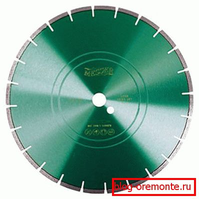 Sur une photo - une roue de diamant avec la soudure au laser Sur une photo - une roue de diamant avec la soudure au laser