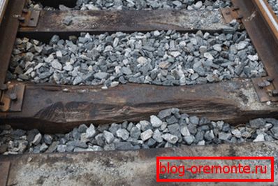 Sur la photo - traverses en bois après une opération prolongée. Sur la photo - traverses en bois après une opération prolongée.