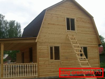 Sur la photo - la maison du bar avec une mansarde 6 * 8 Sur la photo - la maison du bar avec une mansarde 6 * 8
