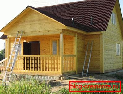 Sur la photo - une maison avec grenier d'un bar 9x9 Sur la photo - une maison avec grenier d'un bar 9x9