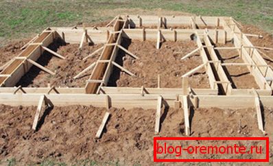 Sur la photo - forme de planche sous la base de la maison Sur la photo - forme de planche sous la base de la maison