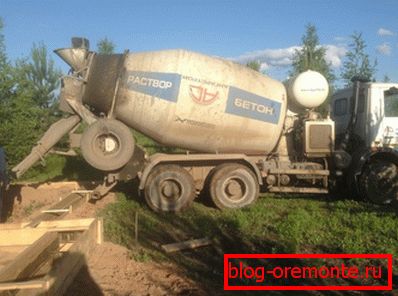 Sur la photo - livraison du mélange fini sur le chantier. Sur la photo - livraison du mélange fini sur le chantier.