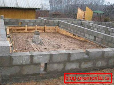 Sur la photo - la base de la bande de blocs 200x200x400 Sur la photo - la base de la bande de blocs 200x200x400