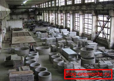 Dans la photo - produits finis, y compris les blocs de mur et les anneaux de béton Dans la photo - produits finis, y compris les blocs de mur et les anneaux de béton