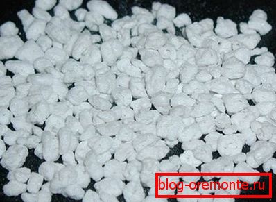 Sur la photo - granulés de perlite Sur la photo - granulés de perlite