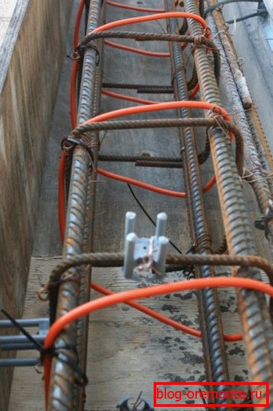 Sur la photo - l'utilisation de câbles dans le coffrage pour la fondation Sur la photo - l'utilisation de câbles dans le coffrage pour la fondation
