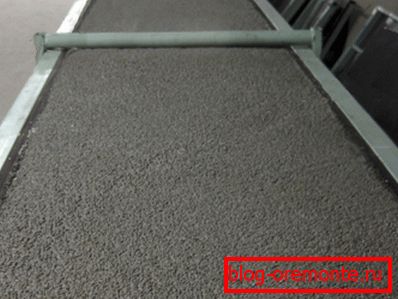 Sur la photo - du béton léger coulé dans un coffrage pliant Sur la photo - du béton léger coulé dans un coffrage pliant