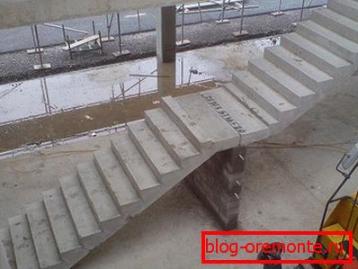 Sur la photo - marches avec semi-plateformes. Sur la photo - marches avec semi-plateformes.