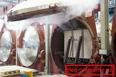 Sur la photo - le traitement de blocs de béton dans l'autoclave Sur la photo - le traitement de blocs de béton dans l'autoclave