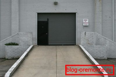 Sur la photo - une rampe pour entrer dans le garage Sur la photo - une rampe pour entrer dans le garage