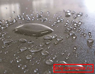La photo montre un exemple de l'hydrophobie du béton après un traitement spécial. La photo montre un exemple de l'hydrophobie du béton après un traitement spécial.