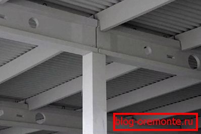 Sur la photo - les poutres sont basées sur les poutres et assurent la fonction de support lors de l’installation de sols et de toitures Sur la photo - les poutres sont basées sur les poutres et assurent la fonction de support lors de l’installation de sols et de toitures