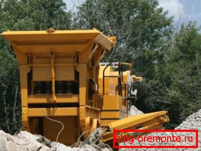 Sur la photo - le travail d'un complexe mécanisé pour l'élimination des déchets de construction solides. Sur la photo - le travail d'un complexe mécanisé pour l'élimination des déchets de construction solides.