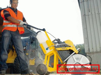 Sur la photo - Coupe de la chaussée sur une plateforme à roues Sur la photo - Coupe de la chaussée sur une plateforme à roues