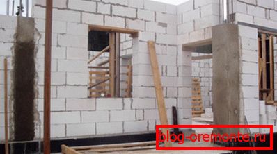 Sur la photo - la construction d'une maison avec des armokarkas. Sur la photo - la construction d'une maison avec des armokarkas.