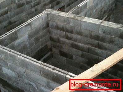 Sur la photo - construction avec l'utilisation de parpaings Sur la photo - construction avec l'utilisation de parpaings