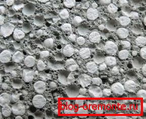 Sur la photo - la structure du béton avec des granules de polystyrène Sur la photo - la structure du béton avec des granules de polystyrène