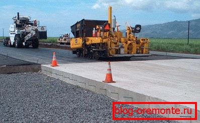 Sur la photo - amarrage de la dalle de béton avec de l'asphalte Sur la photo - amarrage de la dalle de béton avec de l'asphalte