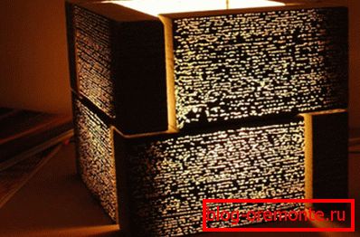 Sur la photo - une lampe de blocs transparents Sur la photo - une lampe de blocs transparents
