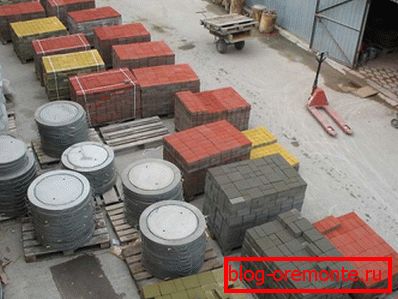 Sur la photo - un assortiment typique d'une entreprise spécialisée. Sur la photo - un assortiment typique d'une entreprise spécialisée.