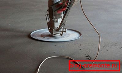 Sur la photo - coulis de béton avec un équipement spécial. Sur la photo - coulis de béton avec un équipement spécial.