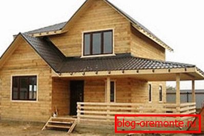 Sur la photo - une maison en bois. Sur la photo - une maison en bois.