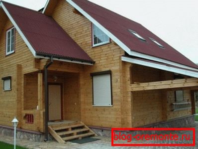 Sur la photo - une maison en bois. Sur la photo - une maison en bois.