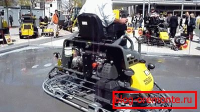 Sur la photo - une machine de scellement à deux rotors Sur la photo - une machine de scellement à deux rotors