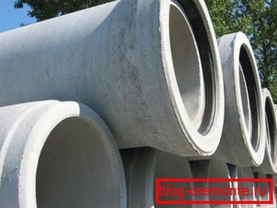 Sur la photo - produits en béton armé avec une cloche et une bague d'étanchéité Sur la photo - produits en béton armé avec une cloche et une bague d'étanchéité