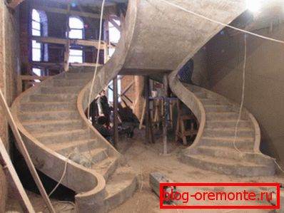 Sur la photo - escalier atypique dans une maison privée Sur la photo - escalier atypique dans une maison privée