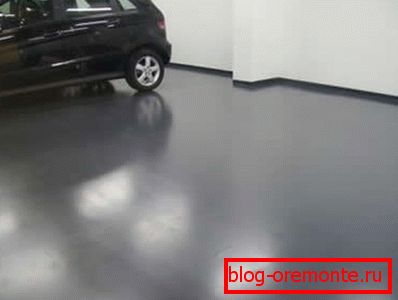Sur la photo - parking, sol en béton, qui a été professionnellement recouvert d'agents polymères Sur la photo - parking, sol en béton, qui a été professionnellement recouvert d'agents polymères