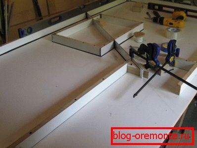 Sur la photo - le processus d'assemblage du coffrage. Sur la photo - le processus d'assemblage du coffrage.