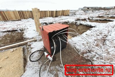 Dans la photo, travailler avec du béton dans des conditions hivernales Dans la photo, travailler avec du béton dans des conditions hivernales