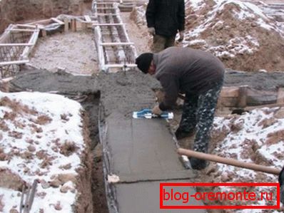 Sur la photo - base de bande auto-bétonnante Sur la photo - base de bande auto-bétonnante