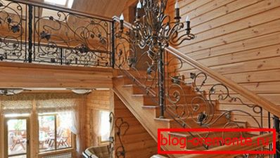 Sur la photo - une combinaison de bois et de produits forgés. Sur la photo - une combinaison de bois et de produits forgés.