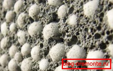 Sur la photo - la structure du bloc de polystyrène Sur la photo - la structure du bloc de polystyrène