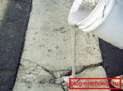 Sur la photo - mélange de ciment et de chaux pour sceller les fissures dans le béton Sur la photo - mélange de ciment et de chaux pour sceller les fissures dans le béton