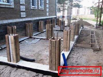 Sur la photo - une variante de la construction de l'extension sur le socle monolithique à bande et colonne Sur la photo - une variante de la construction de l'extension sur le socle monolithique à bande et colonne