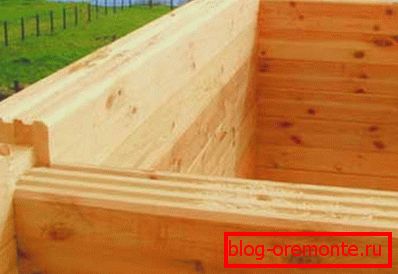 Sur la photo - la construction de bâtiments en bois profilé. Sur la photo - la construction de bâtiments en bois profilé.