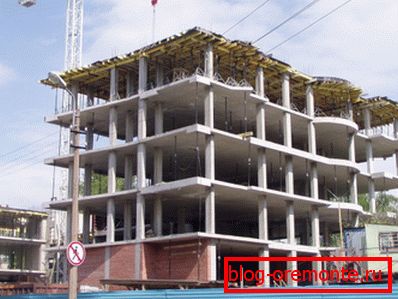 Sur la photo - cadre w / w d'un bâtiment à plusieurs étages Sur la photo - cadre w / w d'un bâtiment à plusieurs étages