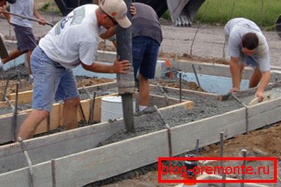Sur la photo, le bétonnage a lieu en été, ce qui convient le mieux à ce type de travail. Sur la photo, le bétonnage a lieu en été, ce qui convient le mieux à ce type de travail.