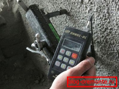 La photo montre une analyse des propriétés du béton. La photo montre une analyse des propriétés du béton.